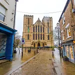 Cathedral Mews - Close To The Cathedral