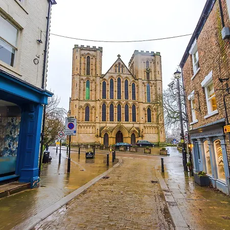 Cathedral Mews - Close To The Cathedral